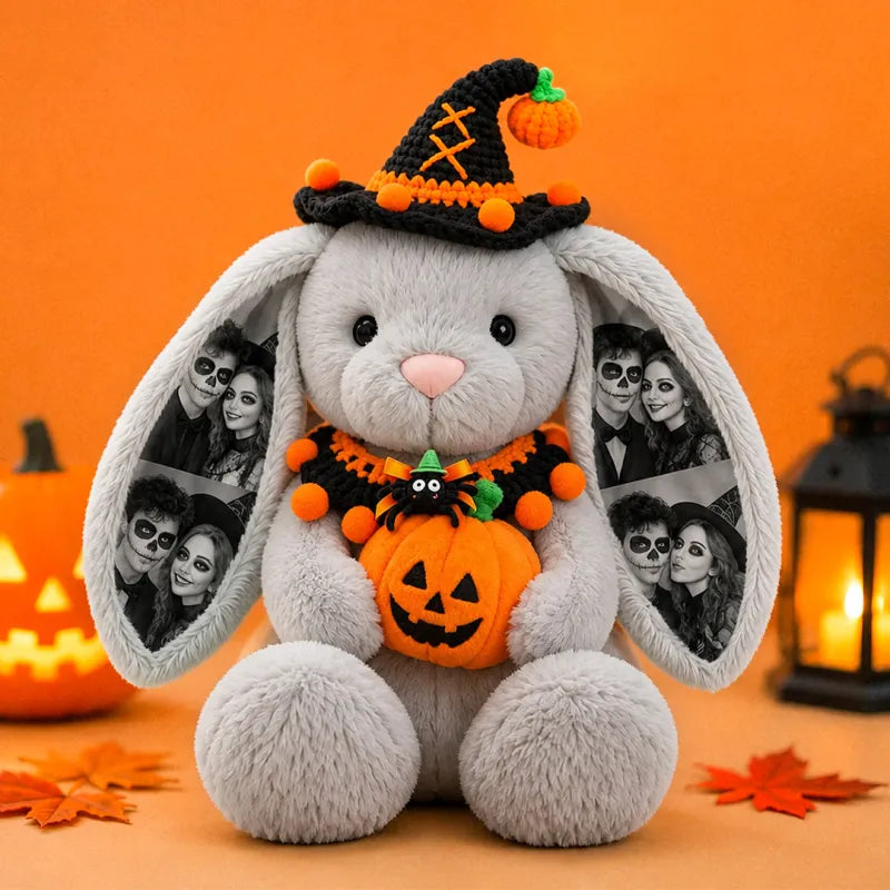 Peluche de conejo de Halloween Deluxe con foto personalizada, conejo con orejas de foto personalizada con calabaza, sombrero de bruja y babero de Halloween, regalo para parejas